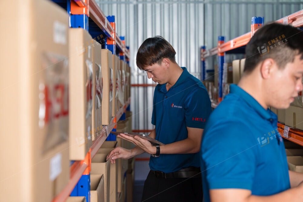 enter-media-chup-anh-brochure-doanh-nghiep-xe-nang-binh-minh-047