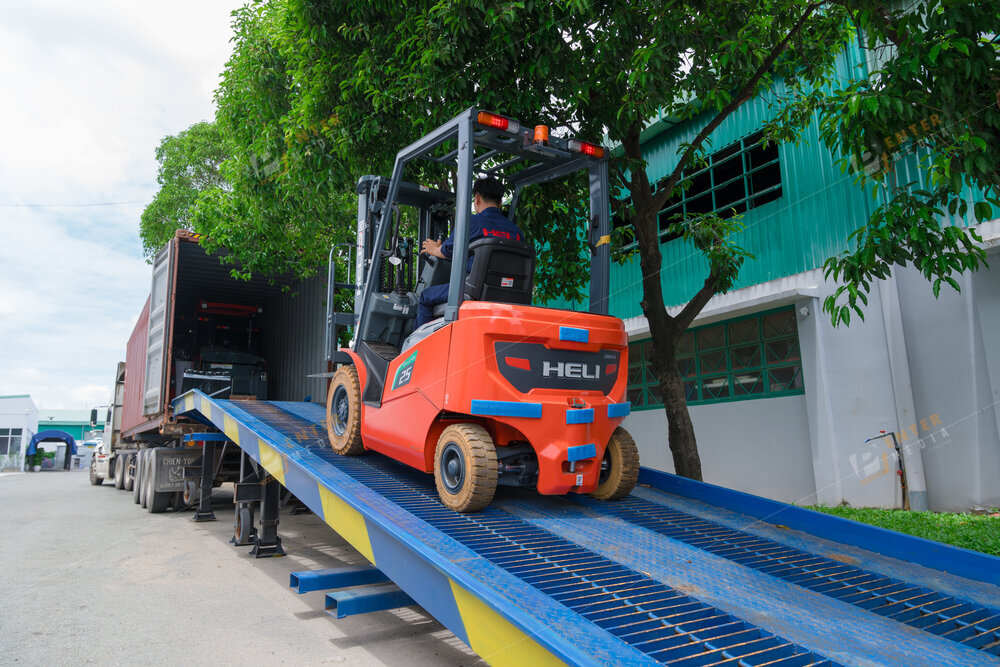 enter-media-chup-anh-brochure-doanh-nghiep-xe-nang-binh-minh-049