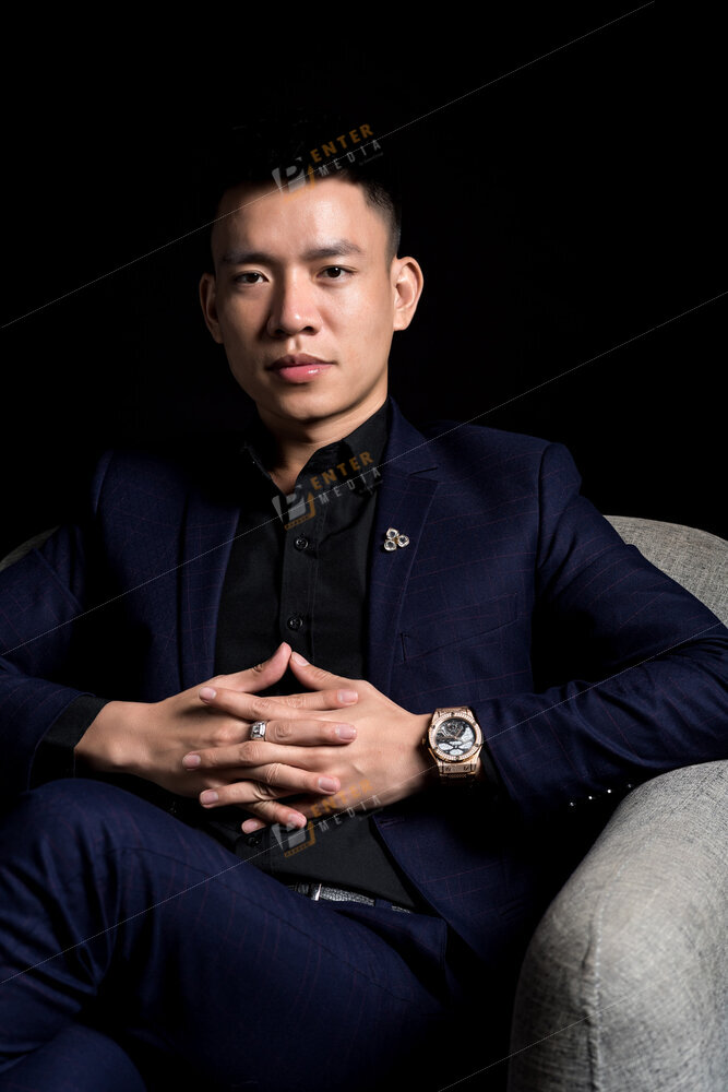 Chụp ảnh profile doanh nhân nam trong studio tại Enter Media