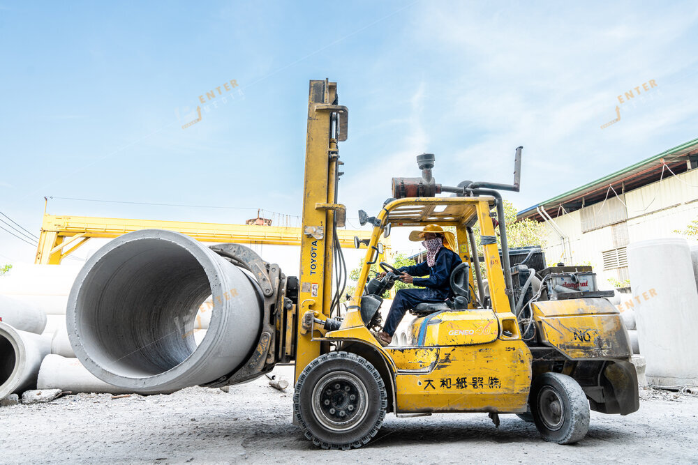 Ảnh nhân viên tác nghiệp tải kho xưởng sản xuất bê tông công ty Minh Khôi