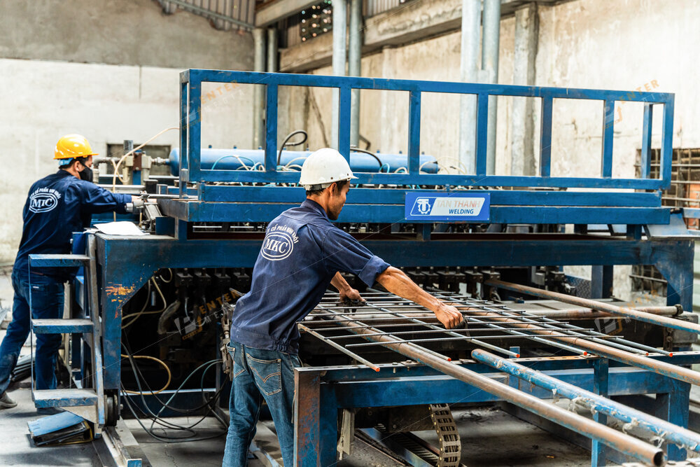 Ảnh nhân sự đang làm việc trong nhà xưởng sản xuất của công ty Minh Khôi