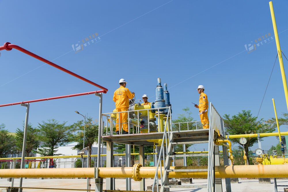 Ảnh kỹ thuật thao tác tại Xí Nghiệp phân phối khi thấp áp Nhơn Trạch