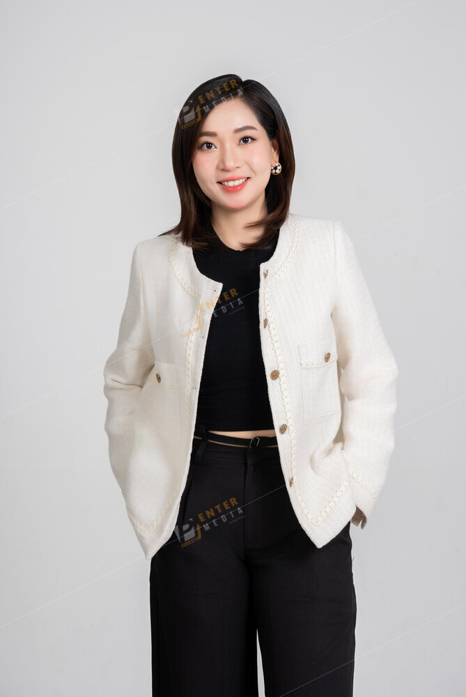 Chụp ảnh profile doanh nhân nữ trong studio Enter Media