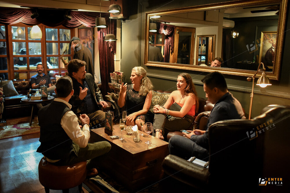 Khách trò chuyện trong không gian ấm cúng của quán bar Ministry of Men