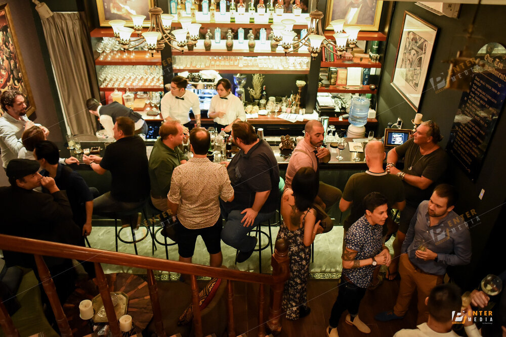 Không khí sôi động tại quán bar Ministry of Men về đêm