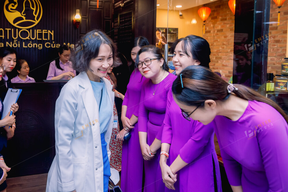 Đại diện bệnh viện Từ Dũ đến chúc mừng khai trương NatuQueen