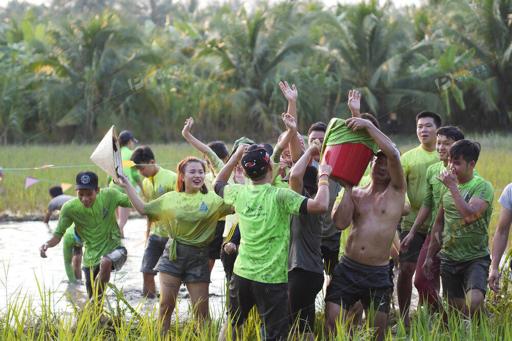 Các thành viên nhà Oxalis Advanture hòa vào không khí sôi động của các trận thi đấu game giữa các team