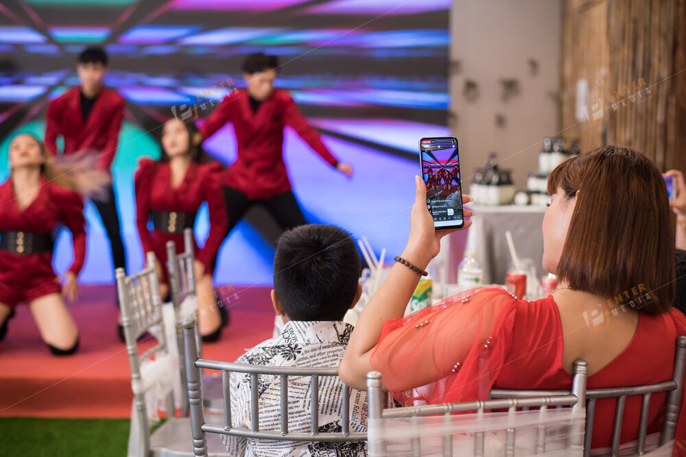 enter-media-chup-anh-quay-phim-year-end-party-cho-l-avoine-051