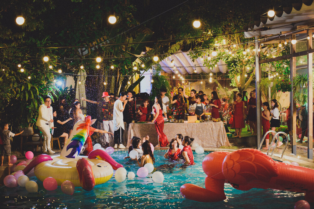 Không khí tiệc cuối năm đầy sôi động của các thành viên công ty L'avoine