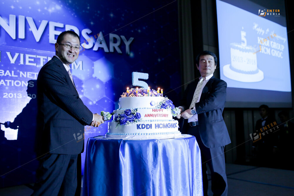Enter Media chụp ảnh kỷ niệm thành lập công ty KDDI Vietnam
