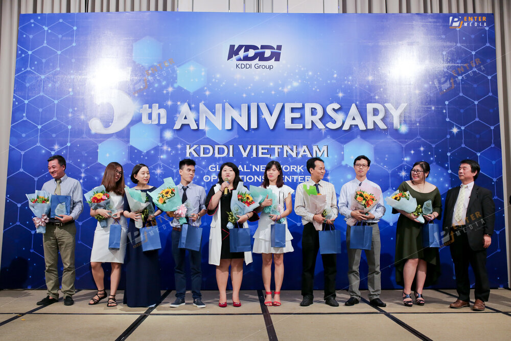 Trao tặng phần quà cho các nhân viên gắng bó KDDI trong 5 năm qua