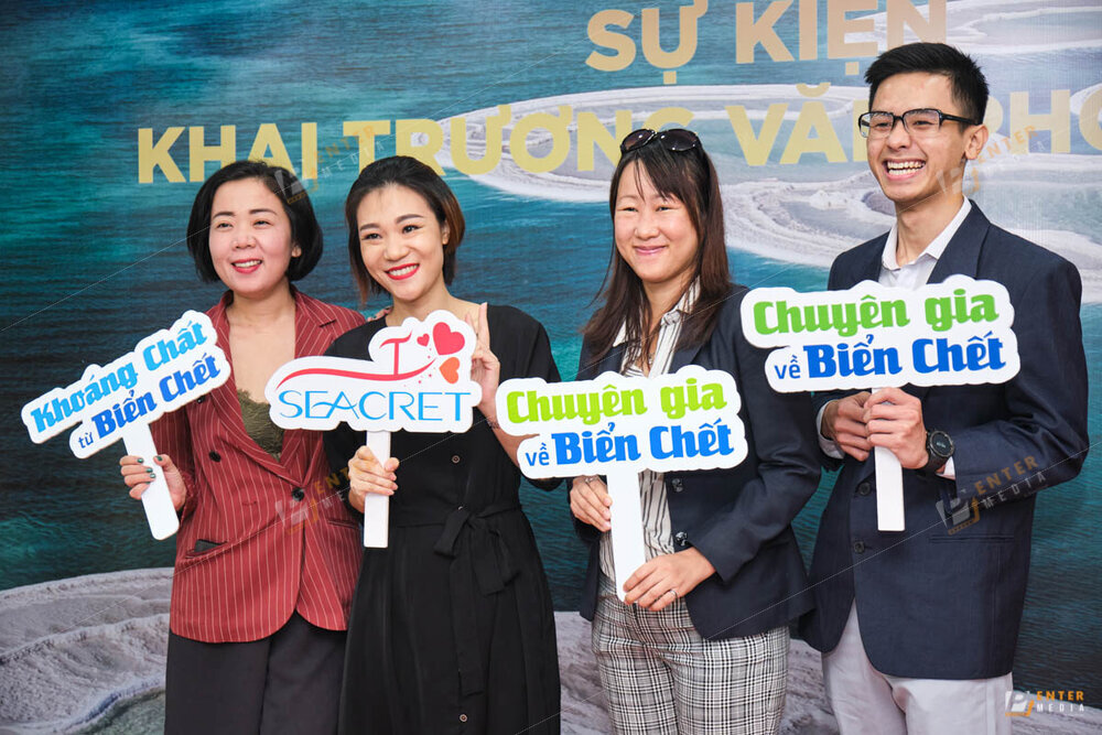 Khách mời checkin chụp ảnh tại sự kiện