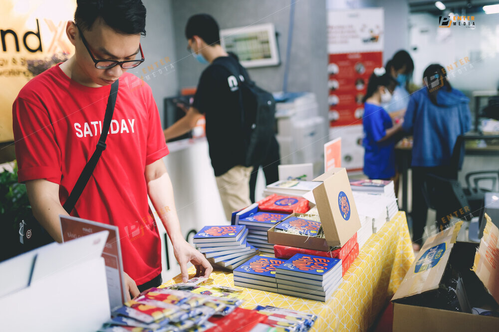 enter-media-chup-anh-su-kien-ra-mat-sach-cho-nha-xuat-ban-du-but-012