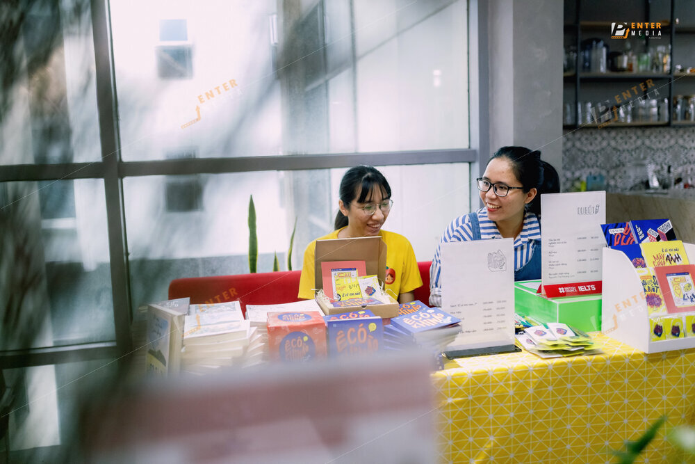 enter-media-chup-anh-su-kien-ra-mat-sach-cho-nha-xuat-ban-du-but-023