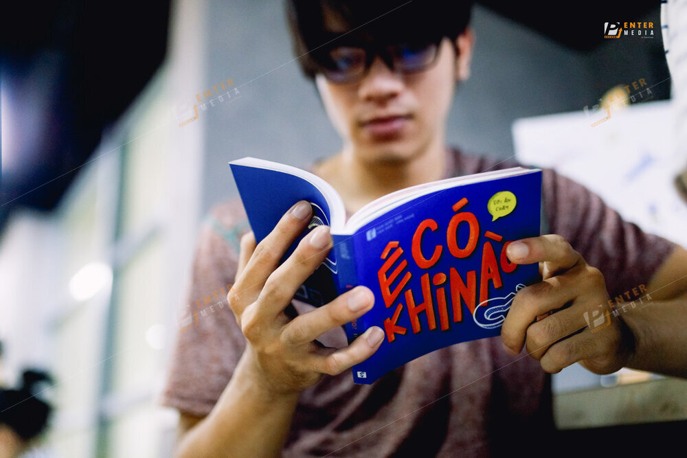 Hình ảnh fan hâm mộ độc tác phẩm "Ê Có Khi Nào" trong buổi ra mắt sách