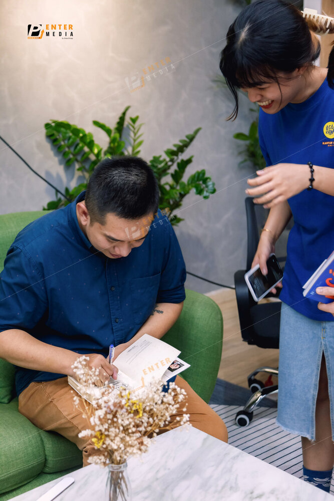 enter-media-chup-anh-su-kien-ra-mat-sach-cho-nha-xuat-ban-du-but-060