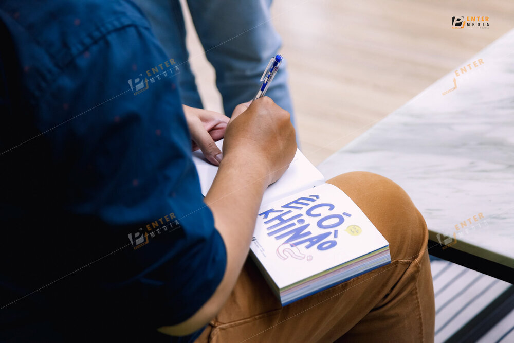 enter-media-chup-anh-su-kien-ra-mat-sach-cho-nha-xuat-ban-du-but-062