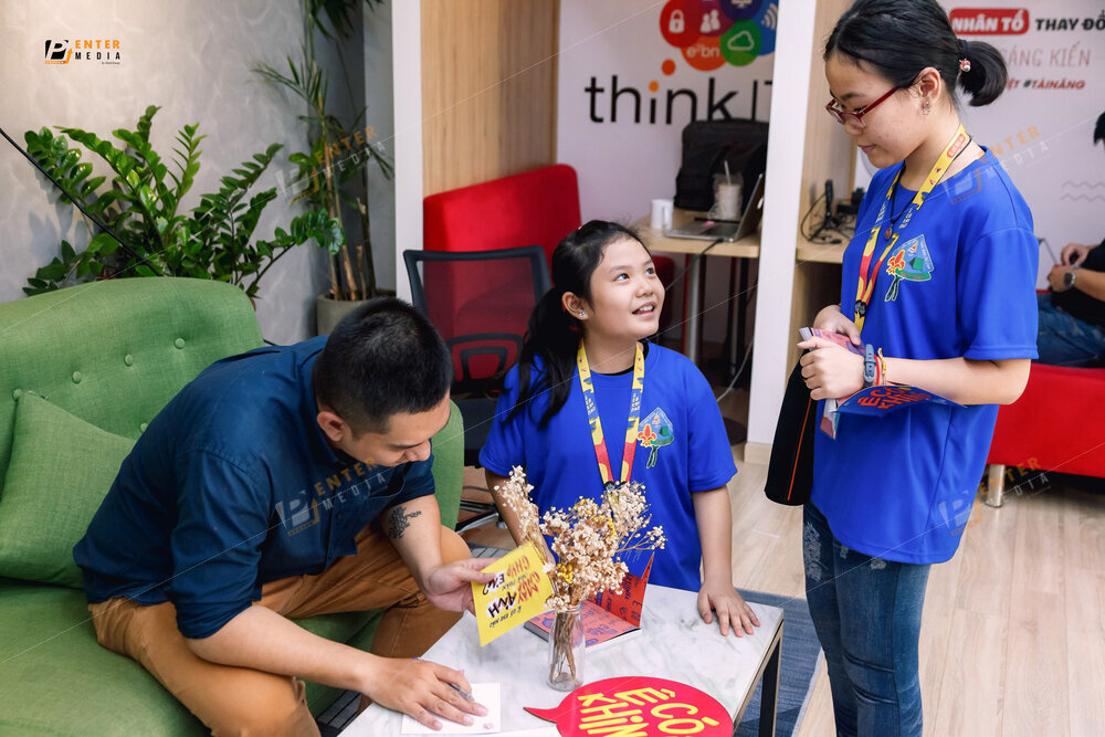 enter-media-chup-anh-su-kien-ra-mat-sach-cho-nha-xuat-ban-du-but-063