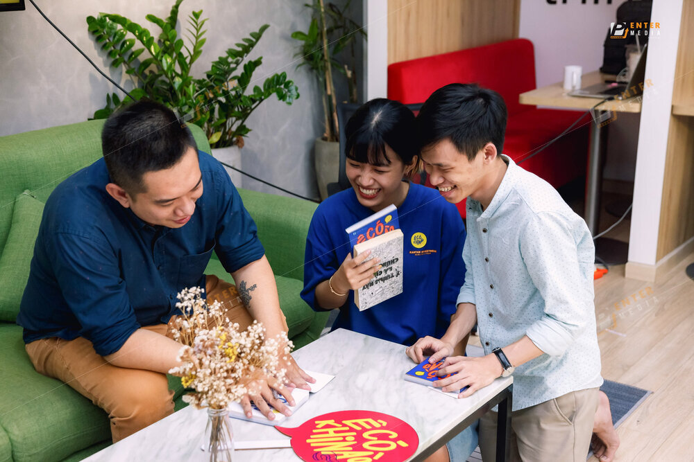 enter-media-chup-anh-su-kien-ra-mat-sach-cho-nha-xuat-ban-du-but-064