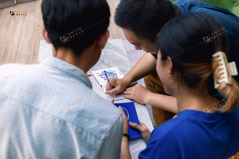 enter-media-chup-anh-su-kien-ra-mat-sach-cho-nha-xuat-ban-du-but-065