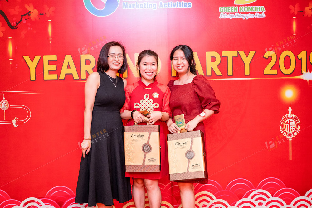 Thành viên công ty hồ hởi tham gia chương trình minigame trong bữa tiệc tất niên