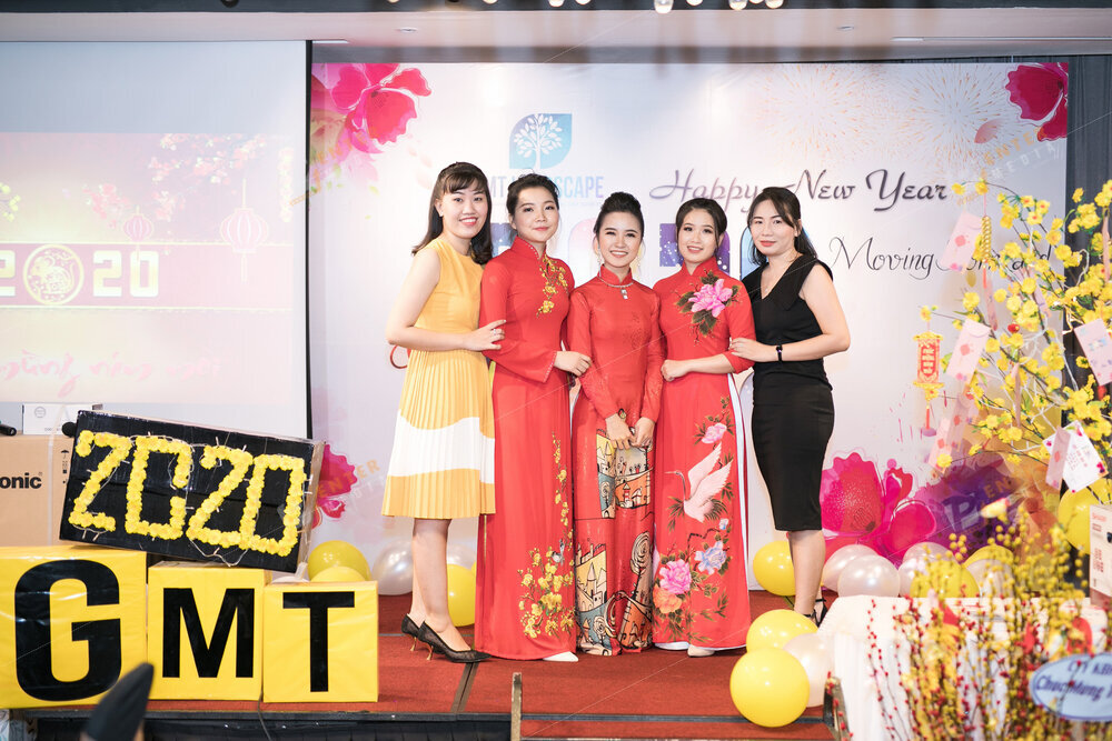 Nhân viên chụp ảnh check in tại backdrop trong bữa tiệc tất niên công ty GMT Landscape