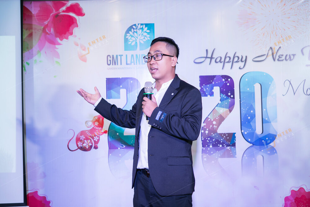 Lãnh đạo GMT Landscape phát biểu trong sự kiện tiệc tất niên công ty