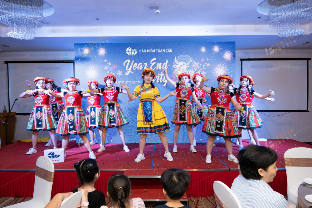 Trình diễn văn nghệ trong tiệc tất niên công ty Bảo Hiểm Toàn Cầu GIC