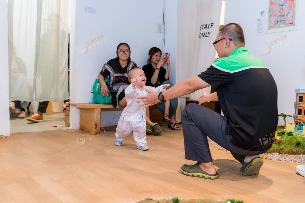 enter-media-chup-anh-trien-lam-showcase-thi-tran-hoa-muoi-gio-cho-nxb-du-but-044