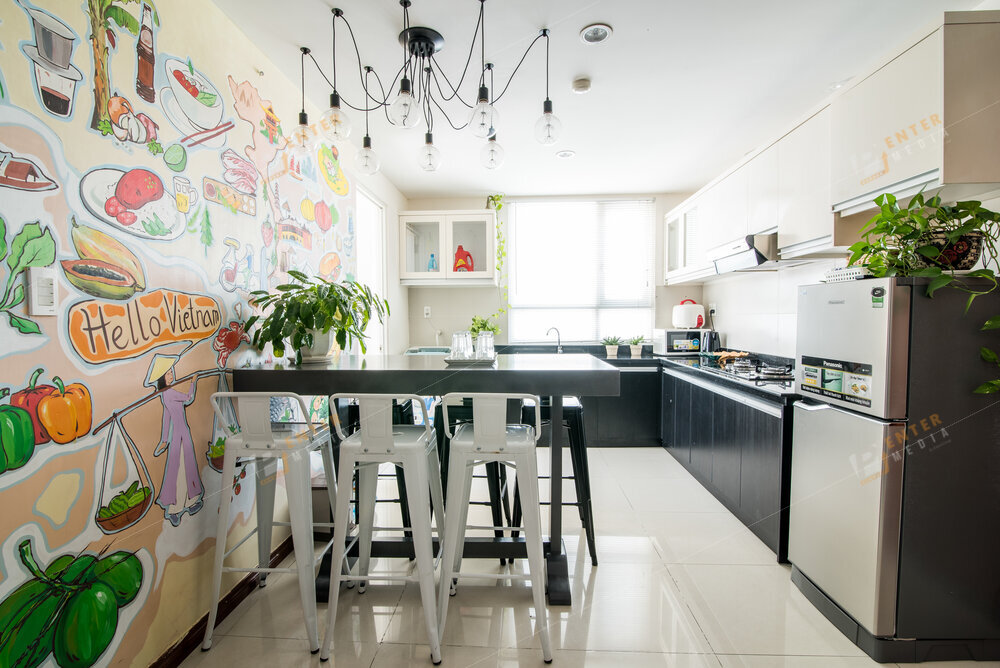 Ảnh phòng ăn trong căn hộ Airbnb của chị Ngân