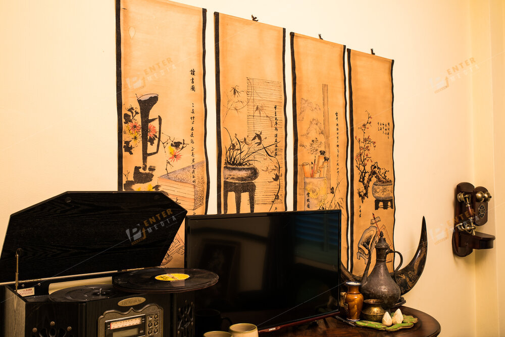 Góc tivi được decor độc đáo trong căn hộ Airbnb phong cách Sài Gòn xưa