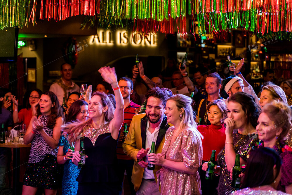 Không khí sôi động tại Hard Rock Cafe trong sự kiện giáng sinh