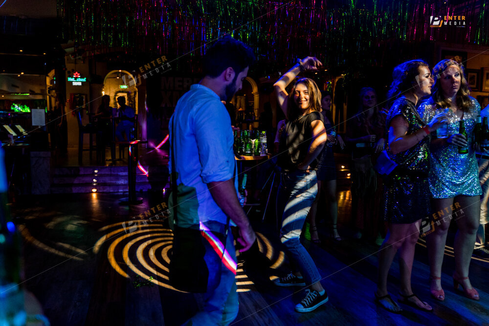 enter-media-chup-hinh-event-giang-sinh-cho-Hard-Rock-Cafe-036