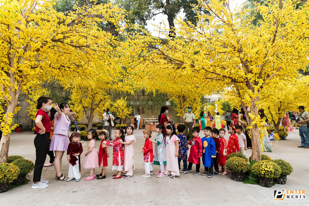 Ảnh người dân nô nức tham gia lễ hội tết Việt