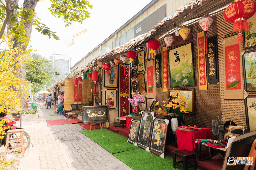 Gian hàng câu đối tại lễ hội Tết Việt 2021