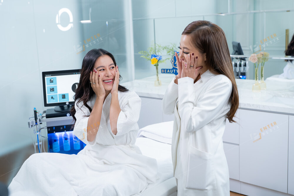 Bác sỹ tại thẩm mỹ viện LA Beauty Clinic tư vấn chăm sóc da cho diễn viên Nam Thư