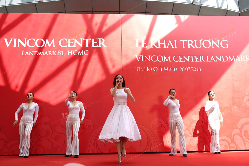 Hình ảnh ca sĩ khách mời tại sự kiện khai trương Vicom Center - Landmark 81