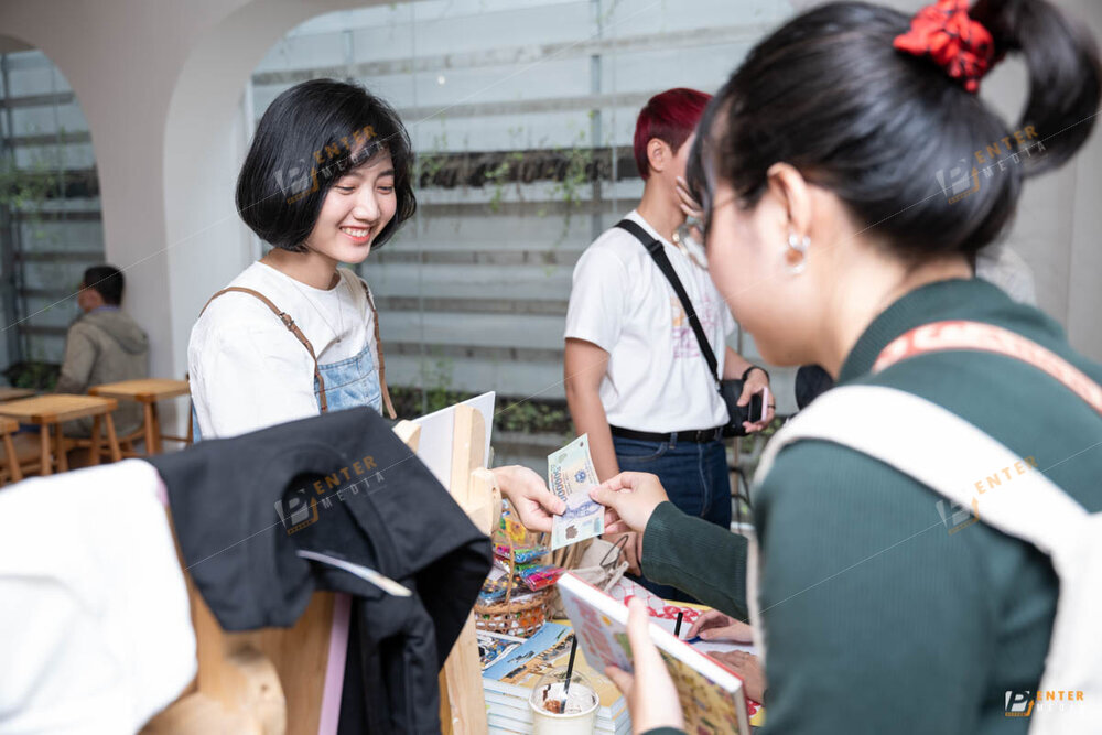 Đọc giả đến tham dự sự kiện ra mắt sách "Thị Trấn Hoa Mười Giờ"