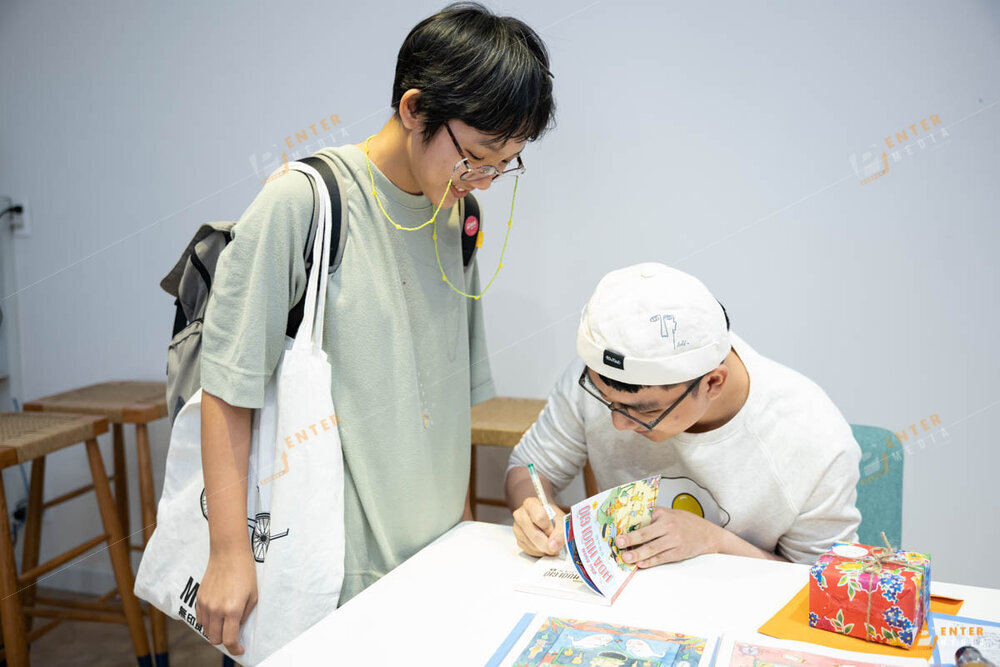 enter-media-cung-cap-dich-vu-chup-anh-su-kien-ra-mat-sach-thi-tran-hoa-muoi-gio-040