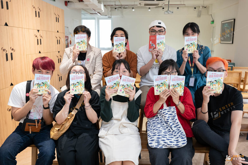 Ban tổ chức NXB Du Bút cùng tác giả họa sĩ Phan