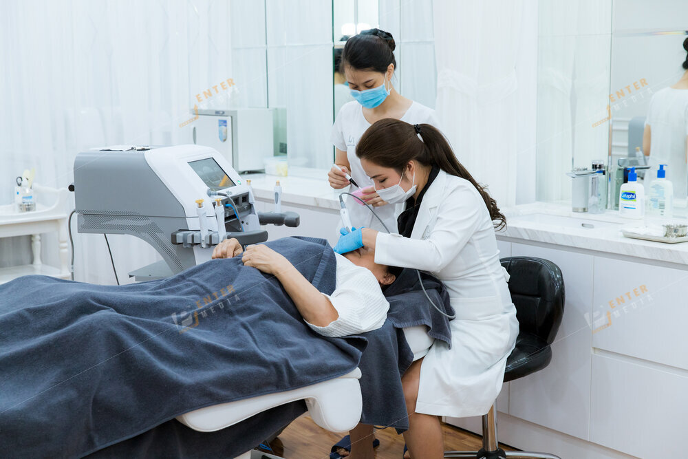 enter-media-quay-chup-su-kien-le-ky-ket-chuyen-giao-cong-nghe-la-beauty-clinic-040