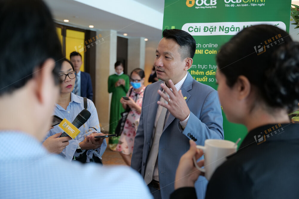 Đại diện tổng giám đốc Ngân hàng OCB trả lời câu hỏi các báo đài sau buổi họp