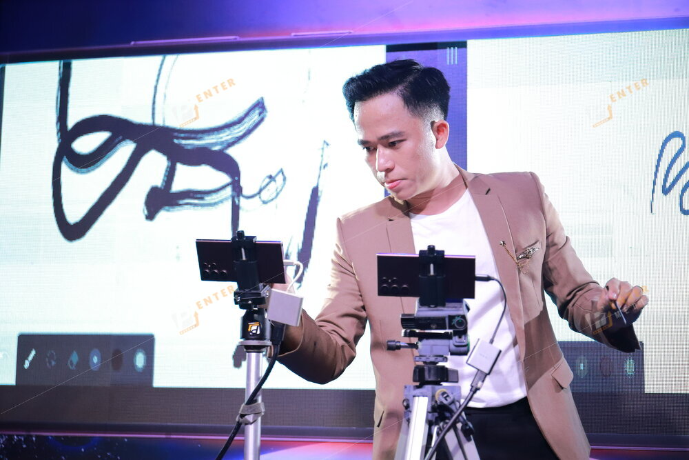 Nghệ sĩ trải nghiệm thực tế sử dụng tính năng Galaxy S Pen ngay trong sự kiện