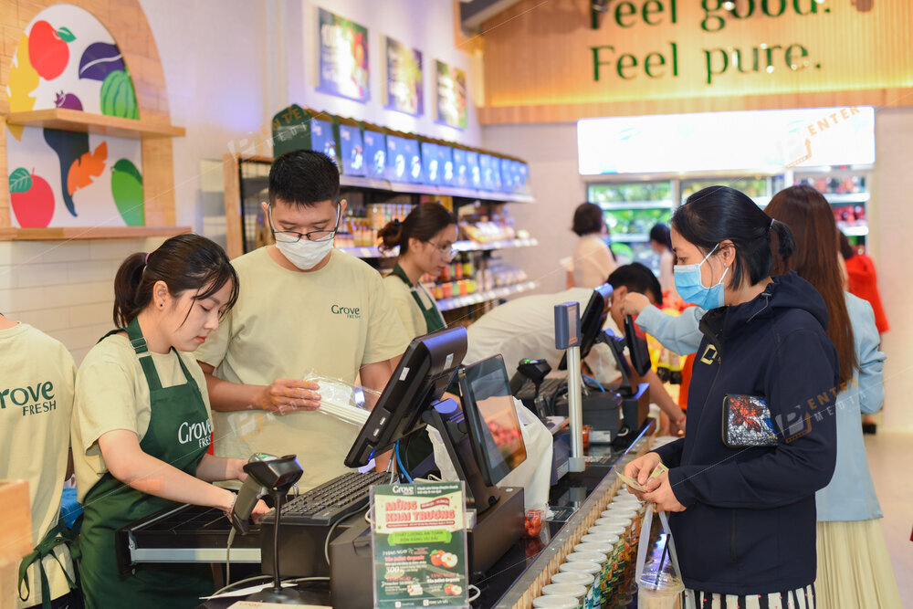 Khách hàng mua sắm tại cửa hàng Grove Fresh vào ngày khai trương