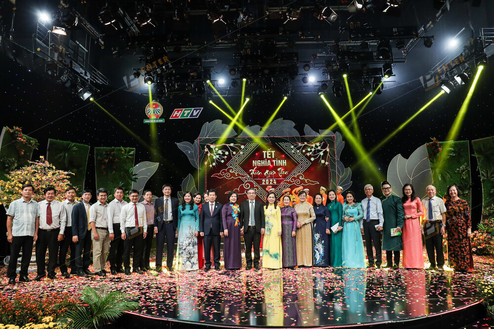 enter-media-chup-hinh-lay-lien-su-kien-cho-chuong-trinh-tet-nghia-tinh-cua-dai-truyen-hinh-htv-va-hoi-nong-dan-010