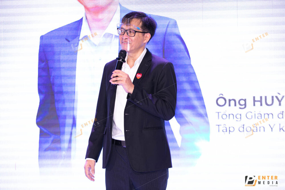 Đại diện Bệnh Viện Mắt Sài Gòn phát biểu trong sự kiện