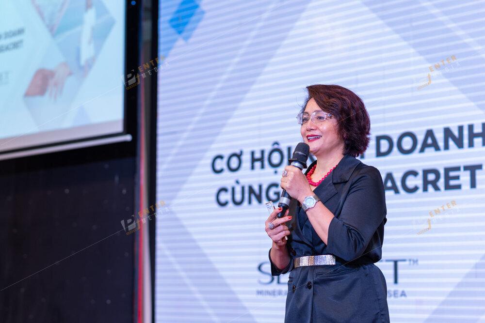Đại diện đại lý chia sẻ trong sự kiện Hội thảo do Seacret tổ chức
