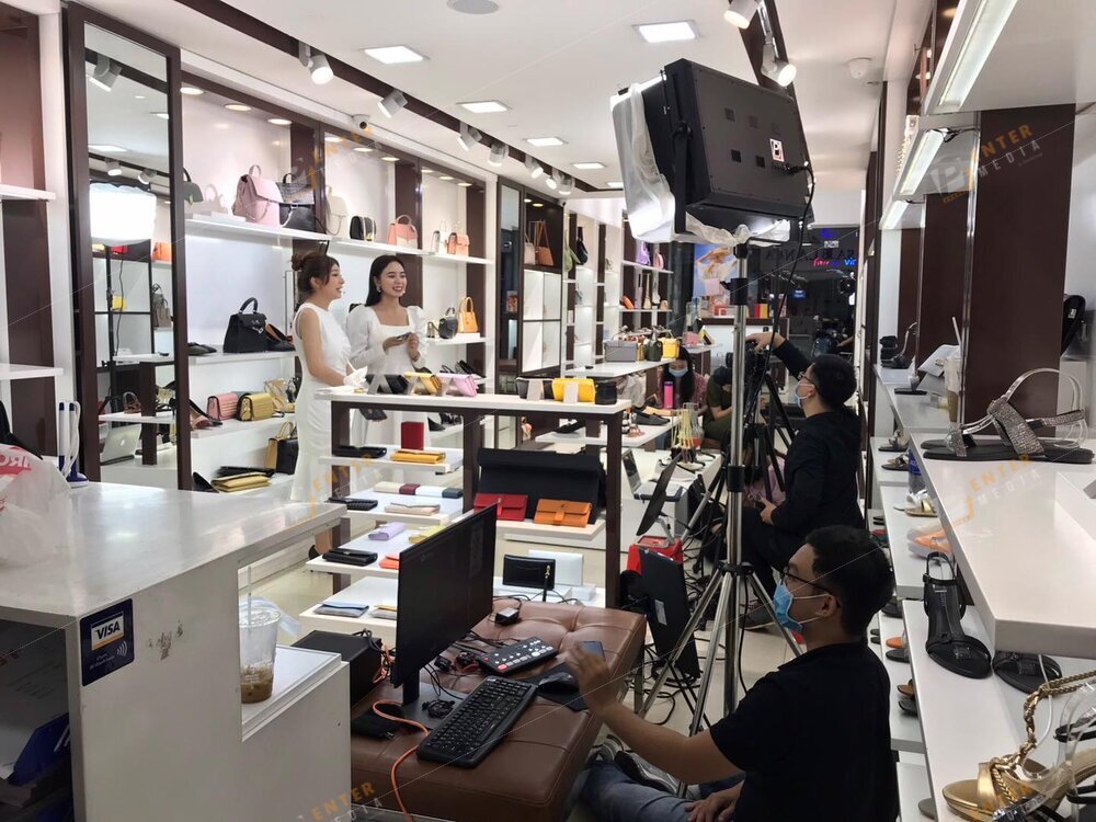 Hậu trường setup livestream tại cửa hàng
