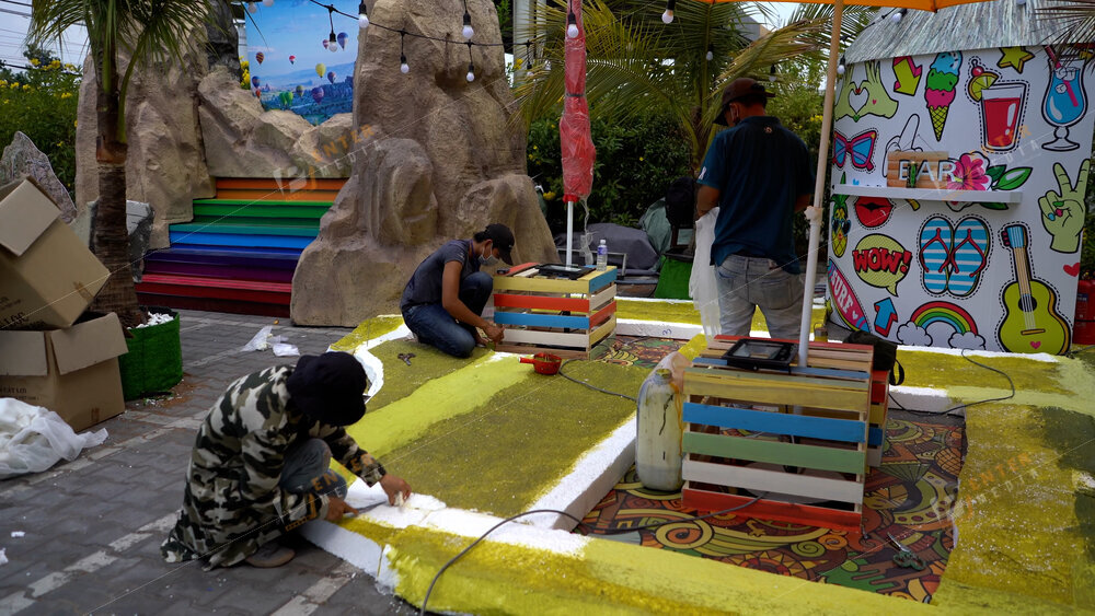 Nhân sự MT Production thi công dự án trang trí Colorful Trip