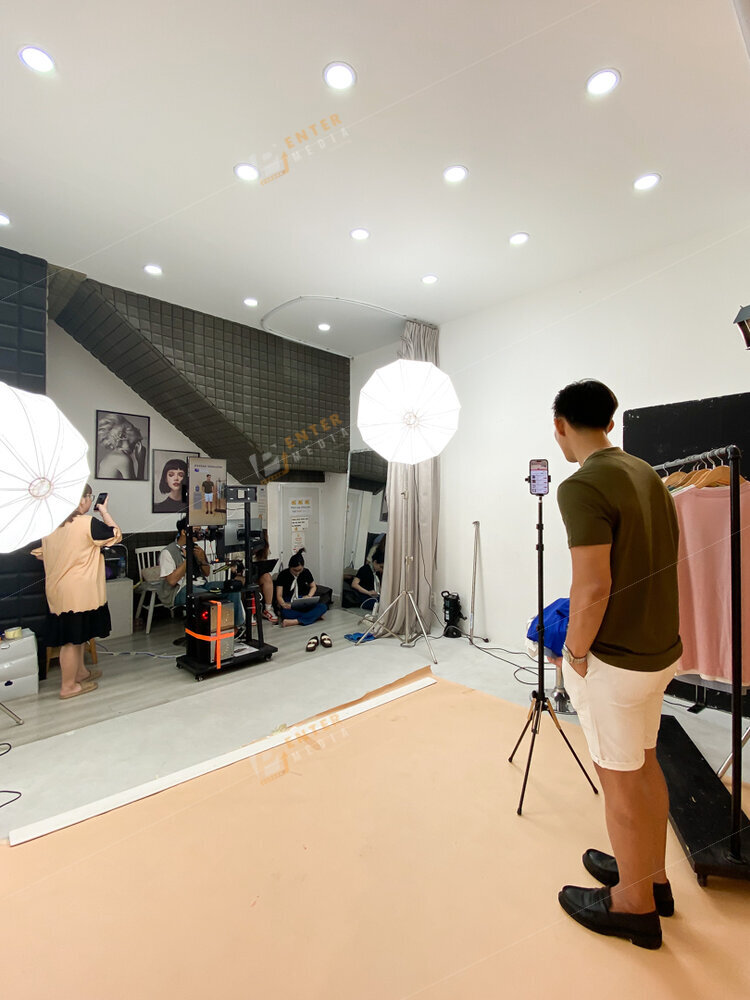 Hình ảnh không gian phòng livestream 40m2 trong buổi live cho Thái Tuấn